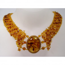 Нарядное колье из натурального янтаря и бисера