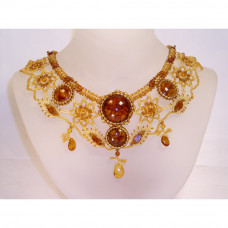 Нарядное колье из натурального янтаря и бисера