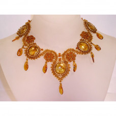 Нарядное колье из натурального янтаря и бисера