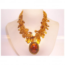 Нарядное колье из натурального янтаря и бисера