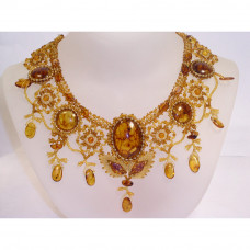 Нарядное плетеное колье из натурального янтаря и бисера