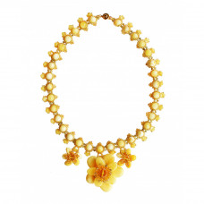 Нарядное светлое колье из цельного янтаря с бисером