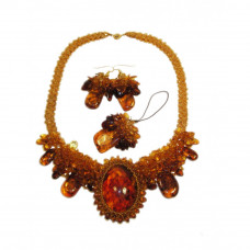 Нарядный комплект из натурального янтаря и бисера: колье, серьги, подвеска