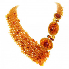 Необычное колье из натурального янтаря и бисера