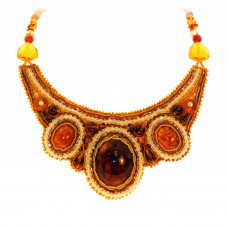 Необычное колье из природного янтаря, бисера и натуральной кожи