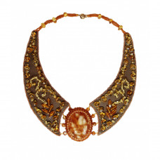 Необычное колье из природного янтаря, бисера и натуральной кожи