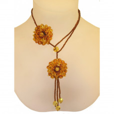 Необычное колье с крупными цветами из янтаря и бисера