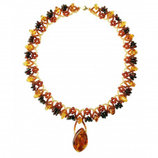 Необычное ожерелье из янтаря и бисера с кулоном из цельного янтаря