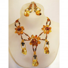 Необычный комплект из натурального янтаря и бисера: колье, серьги