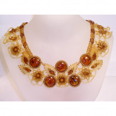 Нежное колье из натурального янтаря и бисера