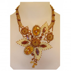 Оригинальное колье из балтийского янтаря и бисера