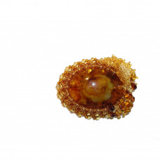 Овальная брошь из балтийского янтаря и бисера