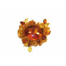 Овальная брошь из балтийского янтаря и бисера