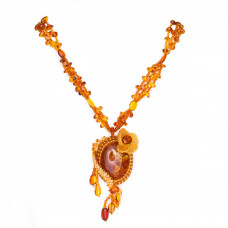 Овальный кулон из балтийского янтаря с бисером