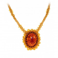 Овальный кулон из балтийского янтаря с бисером