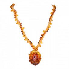 Овальный кулон из натурального янтаря и бисера