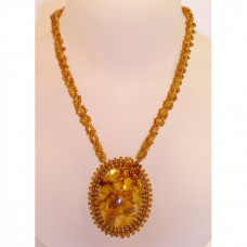 Овальный кулон из натурального янтаря с бисером Овальный кулон из натурального янтаря с бисером