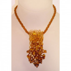 Плетенный кулон из натурального янтаря и бисера