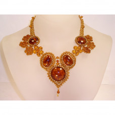 Плетеное колье из натурального янтаря и бисера