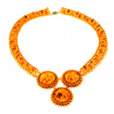 Плетеное колье из янтаря с бисером