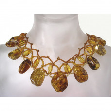 Плетеное ожерелье из цельного янтаря и бисера