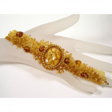 Плетеный браслет из бисера и натурального светлого янтаря