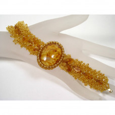 Плетеный браслет из бисера с вставкой из цельного янтаря