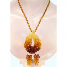 Плетеный комплект из балтийского янтаря и бисера: кулон и клипсы