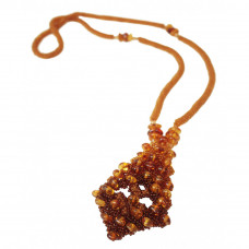 Плетеный кулон из балтийского янтаря и бисера