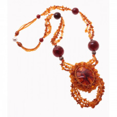 Плетеный кулон из балтийского янтаря с бисером