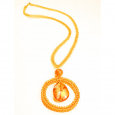 Плетеный кулон из бисера с янтарем Плетеный кулон из бисера с янтарем