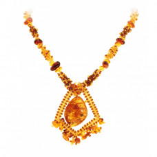 Плетеный кулон из натурального янтаря и бисера