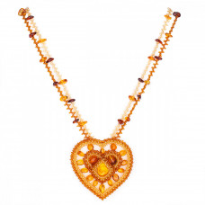 Плетеный кулон с подвеской в виде сердца из балтийского янтаря и бисера