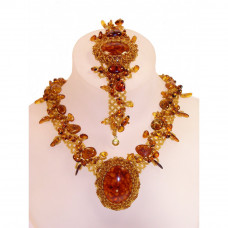 Потрясающий комплект из натурального янтаря и бисера: колье, браслет