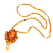 Прекрасный кулон из янтаря