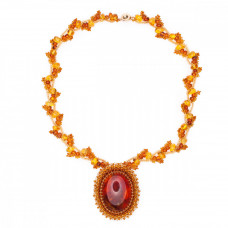 Прелестный кулон из бисера и натурального янтаря