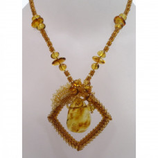 Ромбовидный кулон из балтийского янтаря и бисера