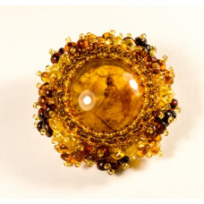 Роскошная брошь из бисера и натурального янтаря