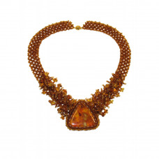 Роскошное, крупное колье из бисера со вставкой цельного янтаря треугольной формы