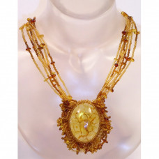 Роскошный кулон из балтийского янтаря и бисера