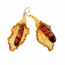 Серьги из натурального янтаря, бисера и ювелирного сплава в форме каллы