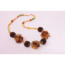 Стильное колье из натурального янтаря, бисера, стекла и фетровых шариков