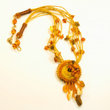 Стильное колье на шнурах с янтарем