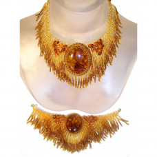 Стильный комплект из натурального янтаря и бисера: колье, браслет