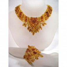 Стильный комплект из натурального янтаря и бисера: колье, браслет