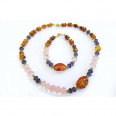 Стильный комплект из натурального янтаря и бисера: колье, браслет