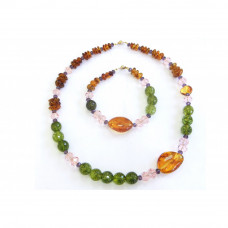 Стильный комплект из натурального янтаря и бисера: колье, браслет