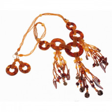 Стильный комплект из натурального янтаря и бисера: кулон, серьги
