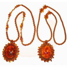 Стильный кулон из балтийского янтаря и бисера