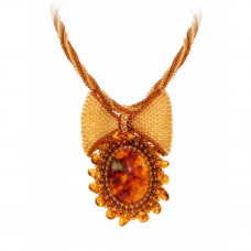 Стильный кулон из натурального янтаря с бантиком плетенным из бисера